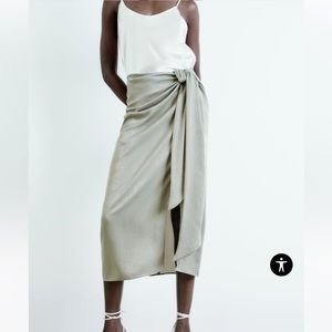 SATIN EFFECT SKIRT WITH KNOT
